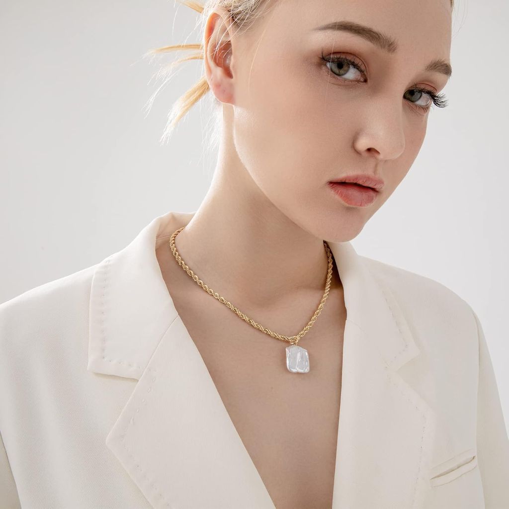 Women's Pearl Pendant Necklace *Damaged Box*