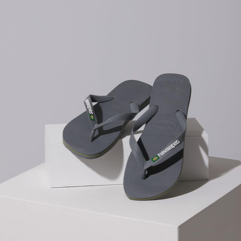 Havaianas Women's Brazil Logo Flip flops - Spring and Summer Sandals for Women - Steel Grey, 11/12W - 9/10M