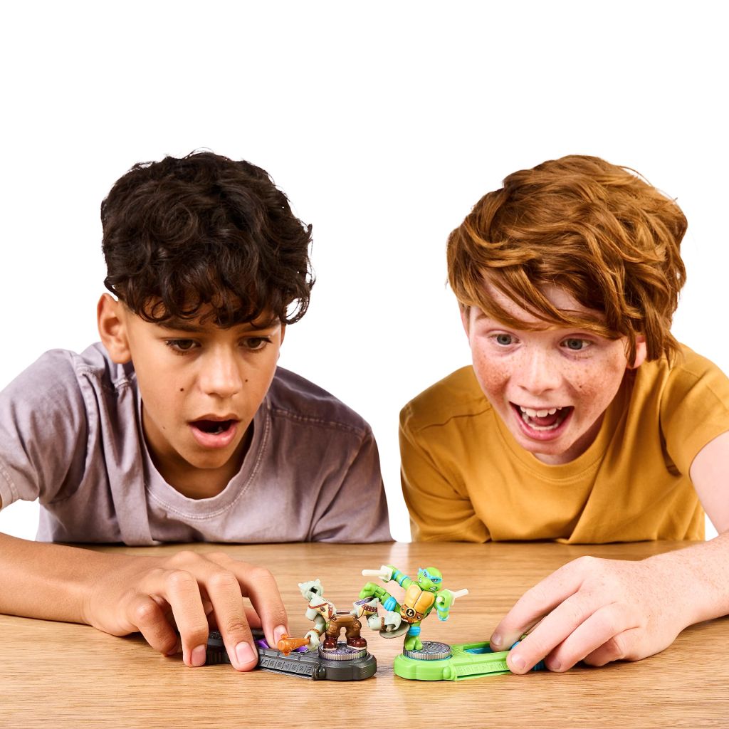Legends of Akedo Teenage Mutant Ninja Turtles. Mini Battling Warriors Versus Pack Michelangelo Vs Bebop With 2 Figures, 1 Instruction Manual, 2 Trigger Controllers