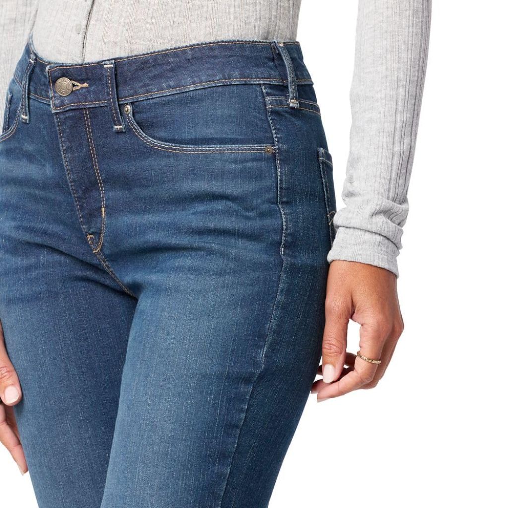 Levi Strauss Signature Gold Women's Curvy Totally Shaping Straight Jeans Mid-Rise Stretch Denim (Available in Plus Size), Jackson Square, 16 Regular